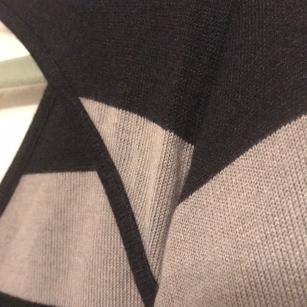 Keyhole back thin sweater - Picture 5 of 5